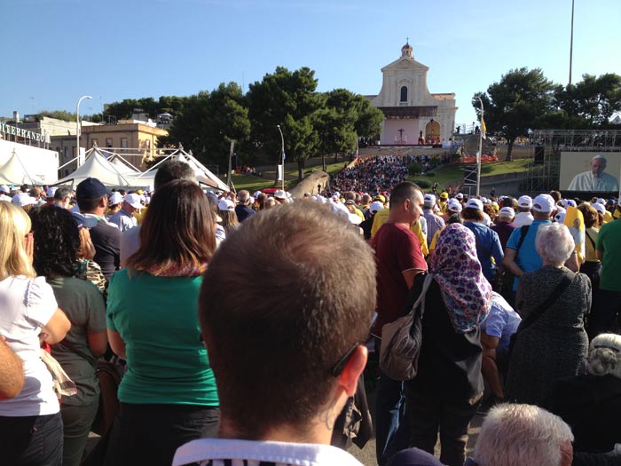 Papa Francesco, uno stuolo di olbiesi a Cagliari per abbracciarlo