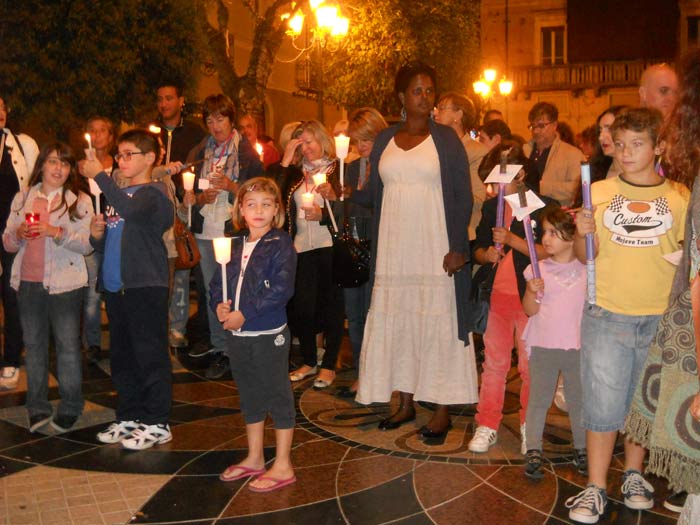 Olbia, Fiaccolata per ricordare i morti di Lampedusa