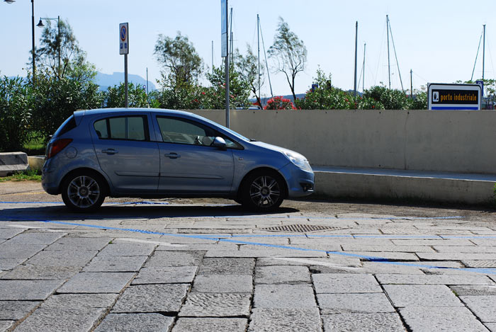 Olbia, parcheggi a pagamento in via Genova. I commercianti: non siamo contenti