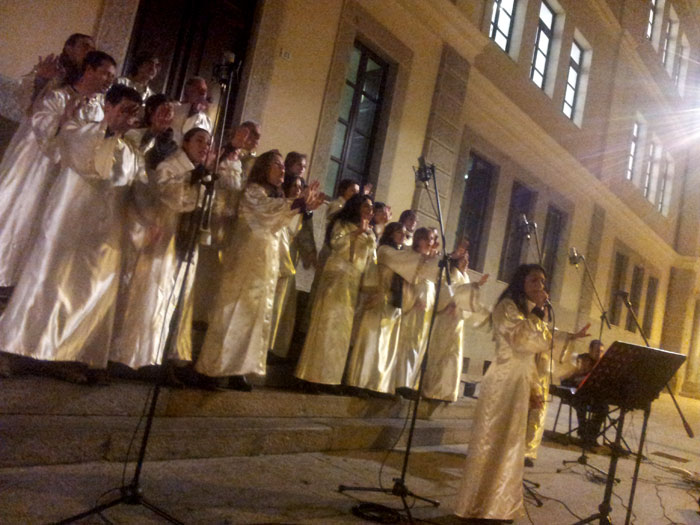 Olbia, l'incanto del gospel in centro storico sconfigge il freddo