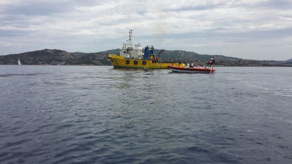 Baia Sardinia, chiazza di gasolio nella secca dei Tre Monti