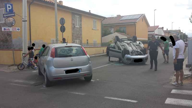 Incidente in via Corelli: Panda sperona Punto e si cappotta