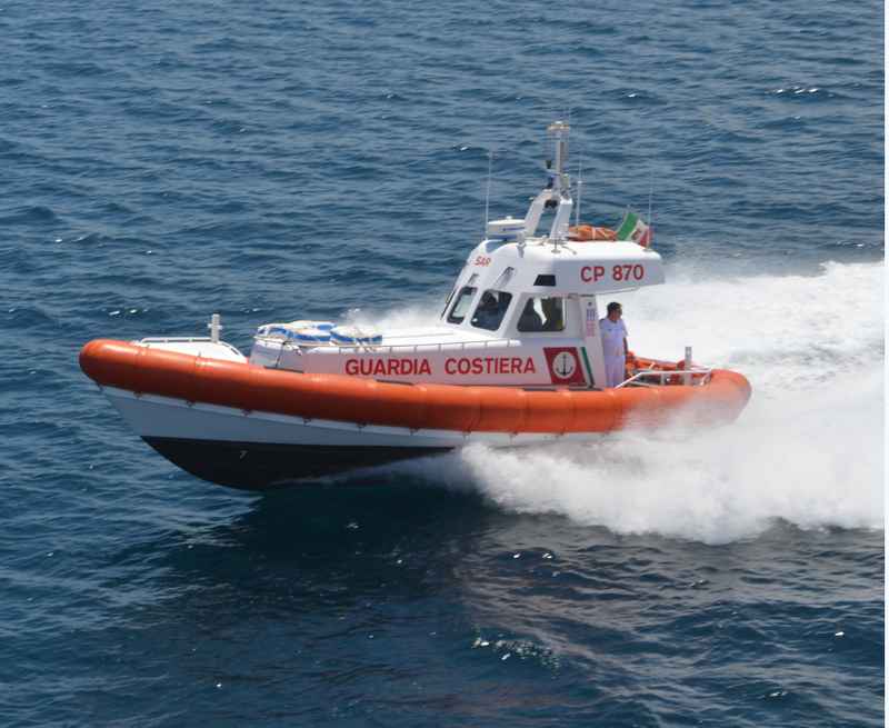 Barca incagliata a Capo Ceraso: salvato naufrago
