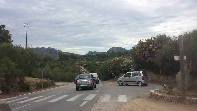 Strada di accesso per Porto Rotondo senza marciapiede: la sicurezza stradale è a rischio