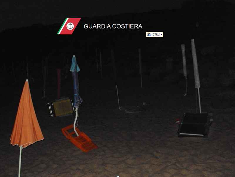 Santa Teresa, spiaggia liberata da 80 ombrelloni abusivi lasciati dai cittadini