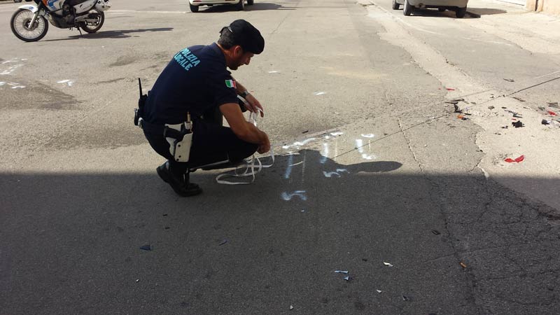 Incidente palazzine popolari, il motociclista è in prognosi riservata