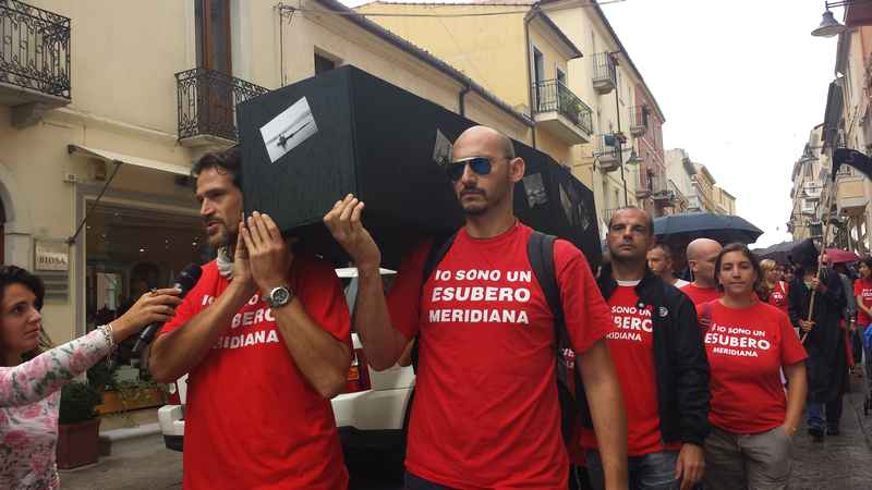 Magliette rosse e lavoratori Accenture uniti nella protesta: domani catena umana