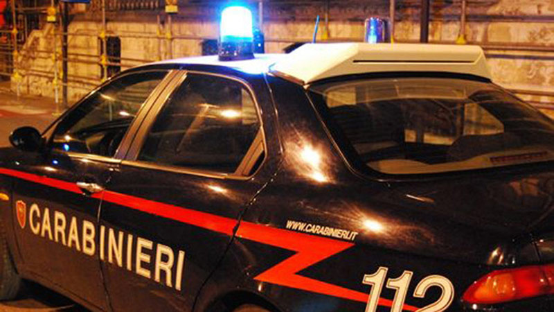 Sfonda un portone  a pugni: arrestato un 44enne