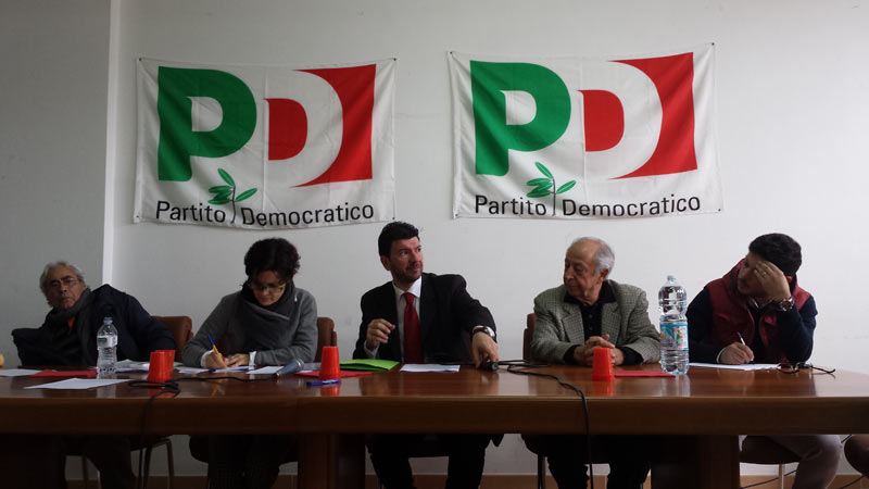 Congresso Pd: seggi aperti tra ritardi e dibattiti mancati