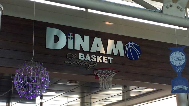 Dinamo basket al Costa Smeralda, tripudio di colori e fan