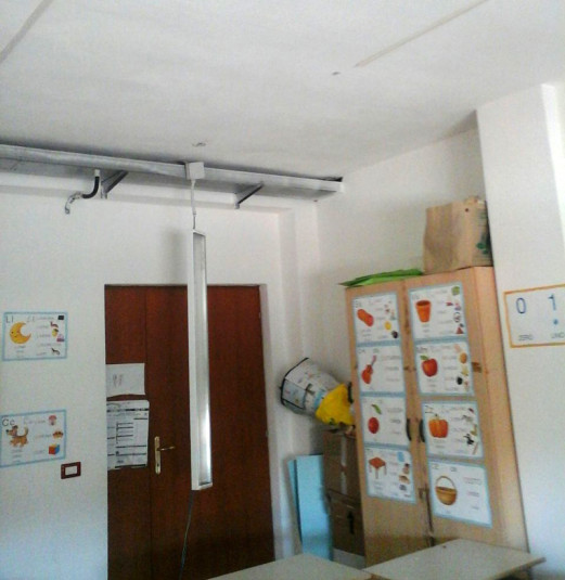 Olbia. Crolla lampada in una classe: chiusa scuola a Poltu Cuadu