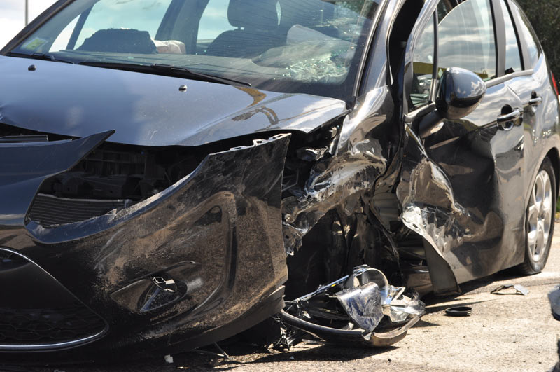 Sardegna, auto contro albero e palo: conducente illesa