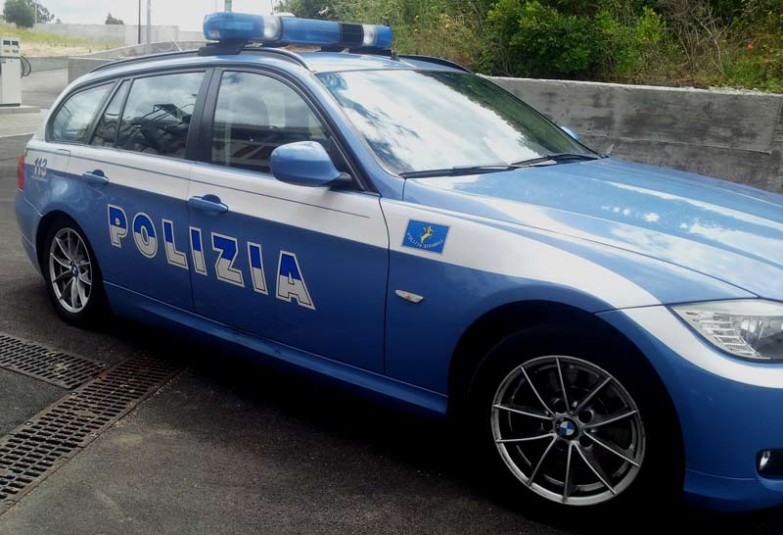 Rompe il vetro del pullman: arrestato 18enne