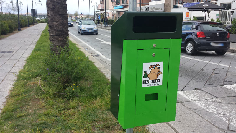 Deiezioni canine: compaiono in centro i cassonetti ad hoc