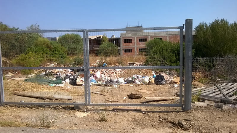 Bados e l'hotel: il cortile è diventato un ricettacolo per rifiuti