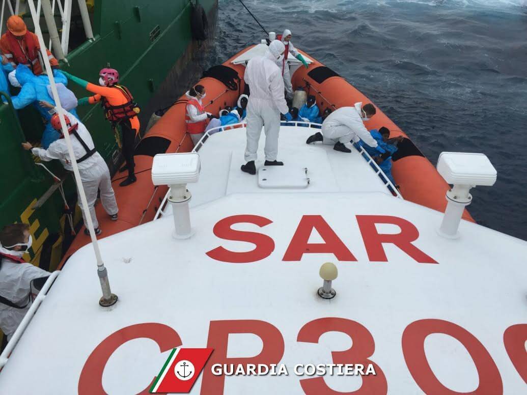 La Maddalena, saluto alla Motovedetta che parte per Lampedusa