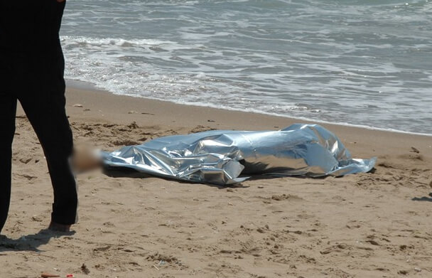 Trovato cadavere saponificato sulla spiaggia
