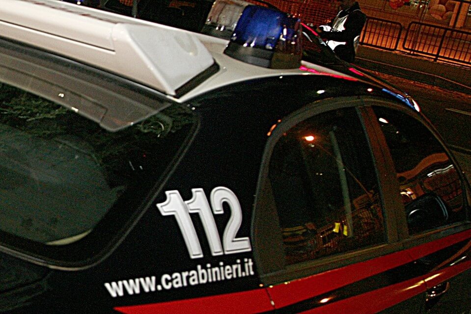 Prima distrugge la casa, poi aggredisce i Carabinieri