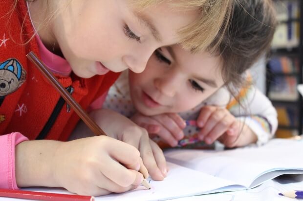 Bambini al gelo: il sindaco chiude la scuola