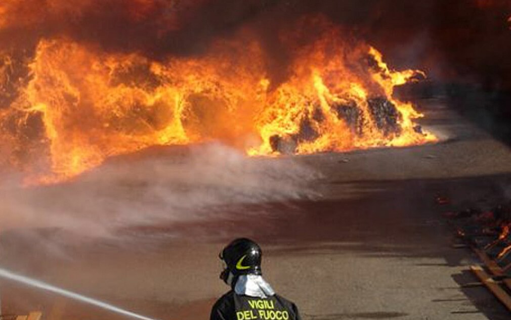 Camion in fiamme sulla 131