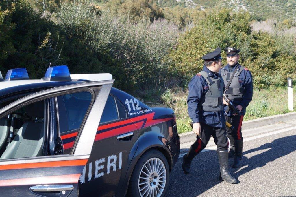 Incidente alla porte di Olbia: auto si cappotta