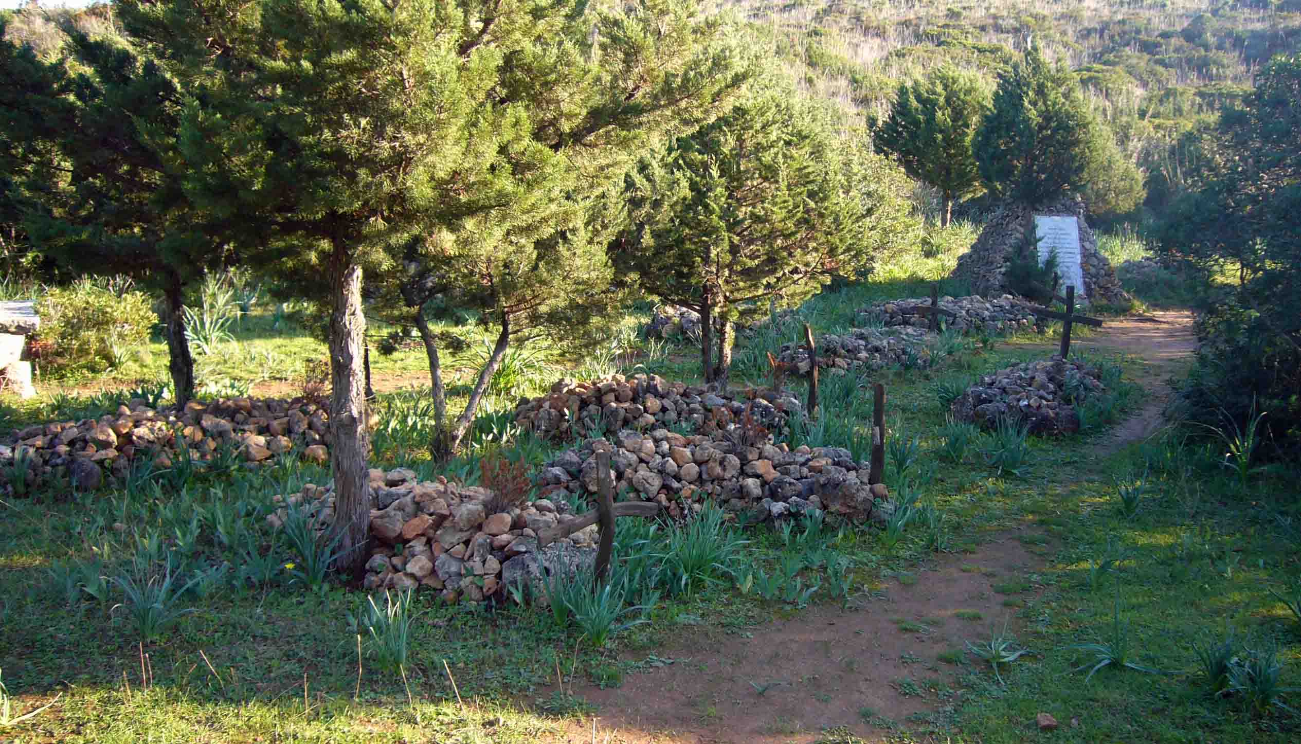 Tra le rocche e precipitose balze, guarnite di varie grotte:  Cala Greca