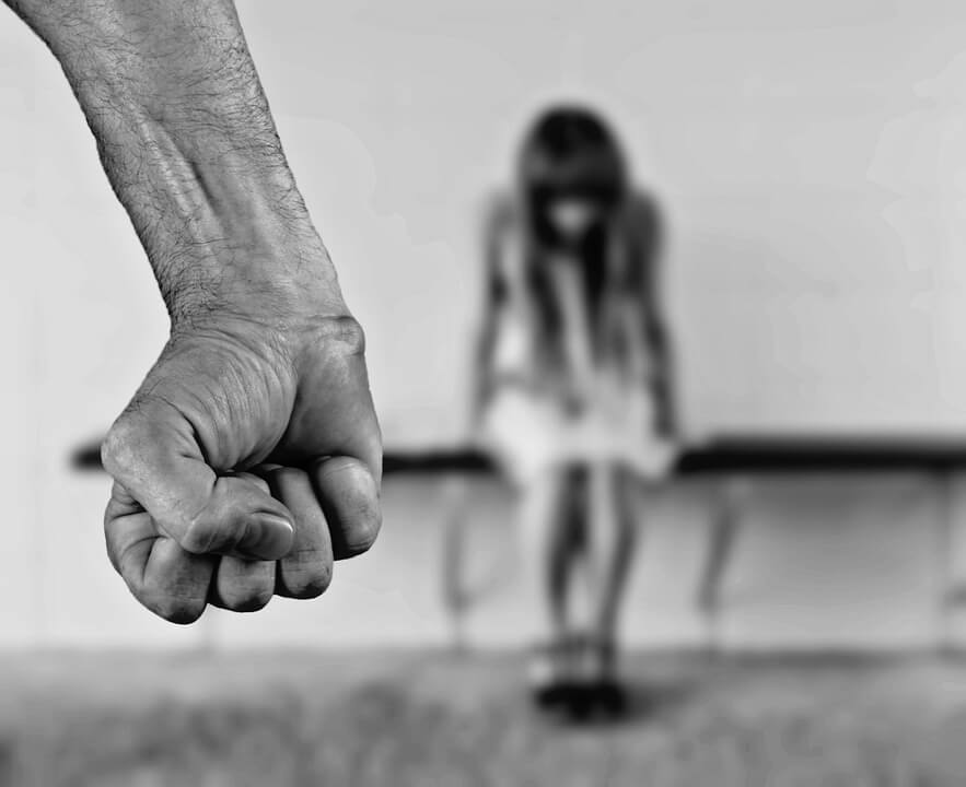Minorenni violentate e torturate: 19enne sotto accusa