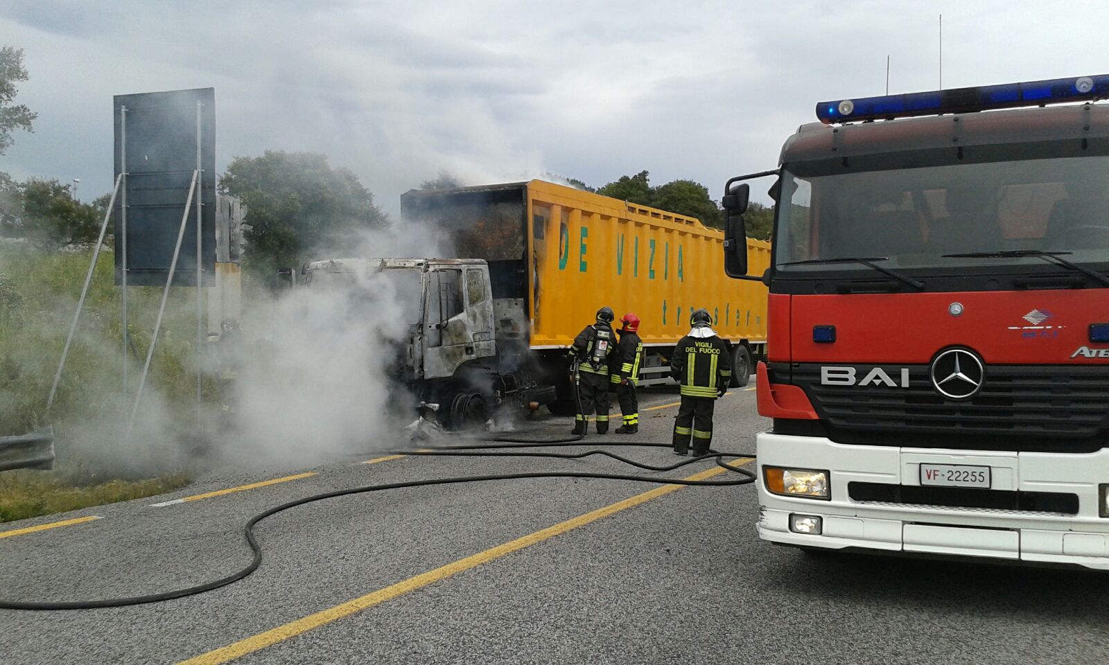 Olbia, paura sulla Olbia-Sassari: camion prende fuoco