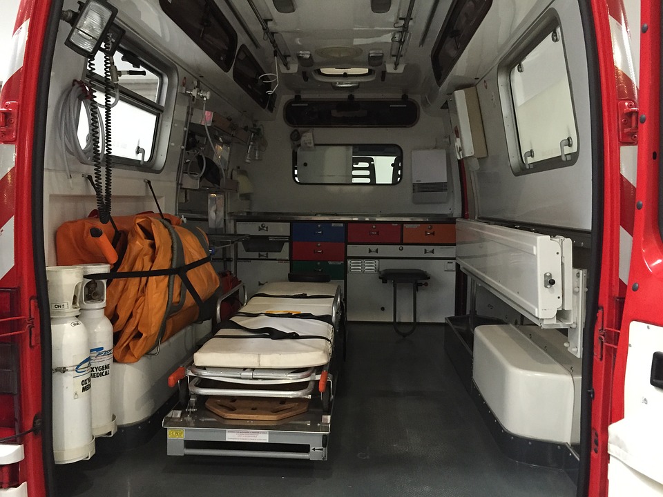 Scontro tra ambulanza e furgone: tre feriti