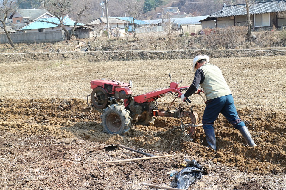 Agricoltore finisce col suo braccio sotto una motozappa