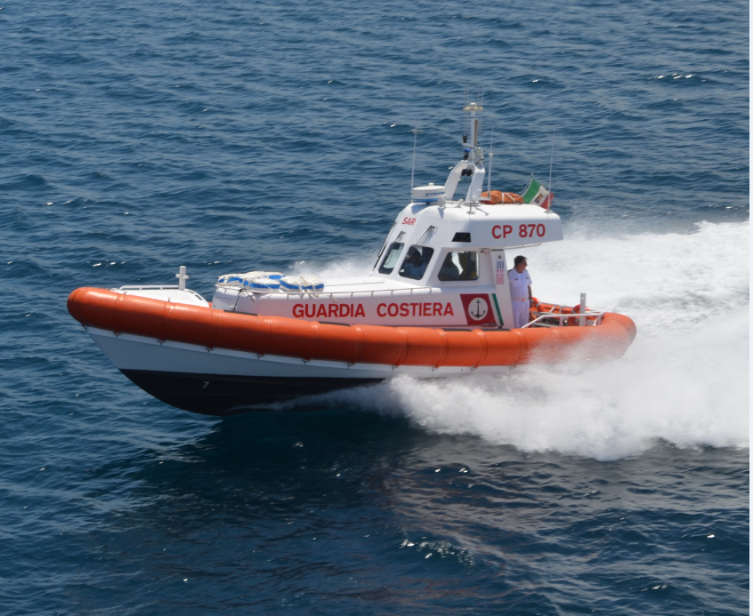 Golfo Aranci, barca a vela sugli scogli: recuperati cinque turisti