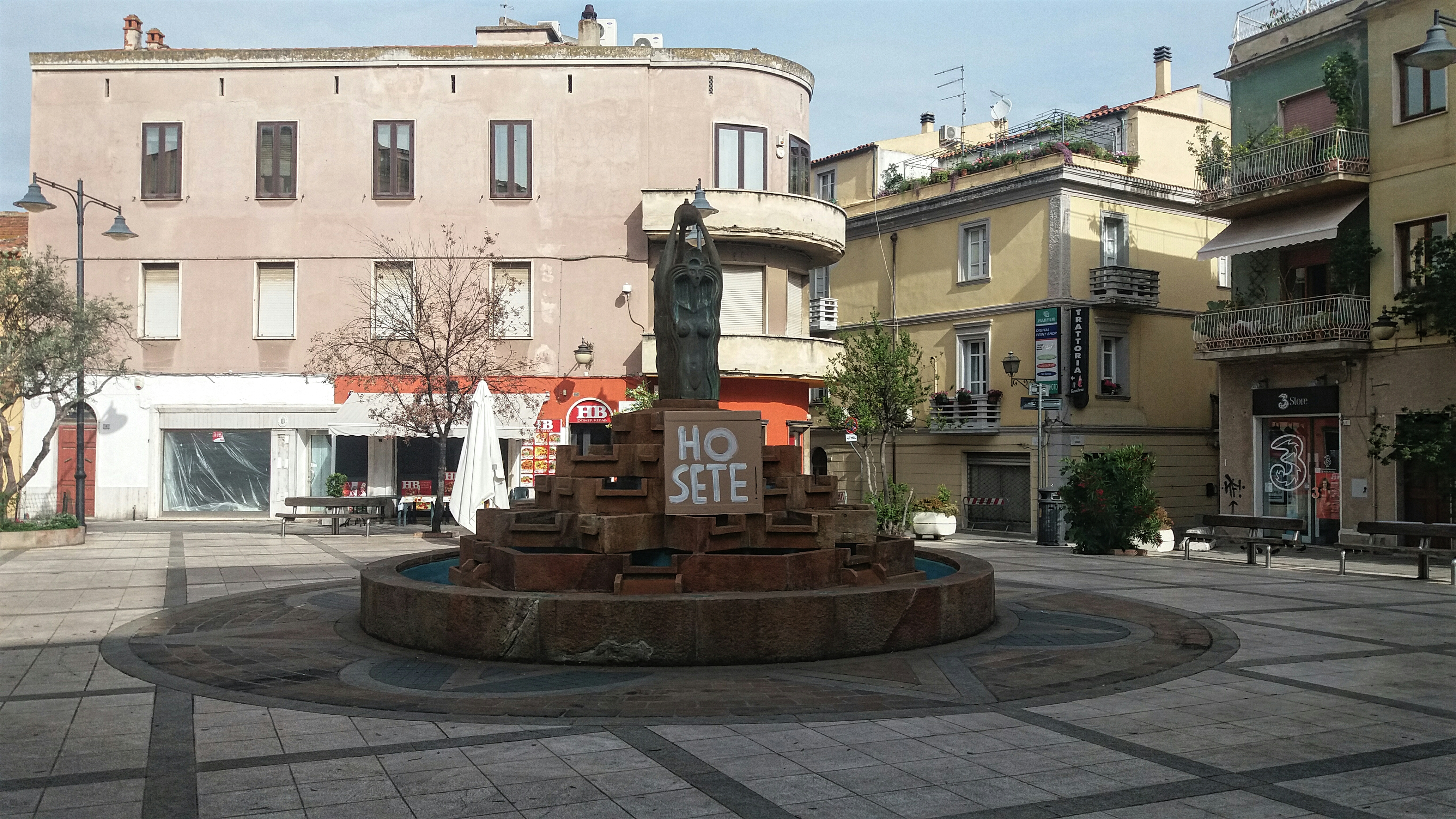 Olbia, Piazza Matteotti: la fontana protesta