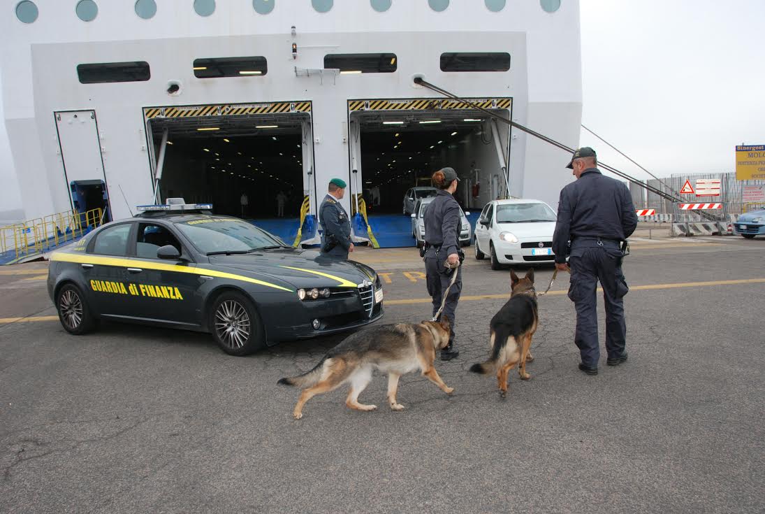Olbia: fermati dalla Guardia di Finanza con 200 ovuli in pancia