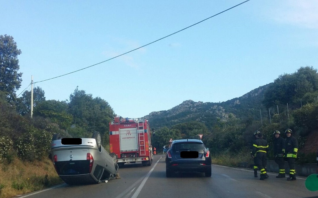 Olbia: auto si cappotta a Monte Pino