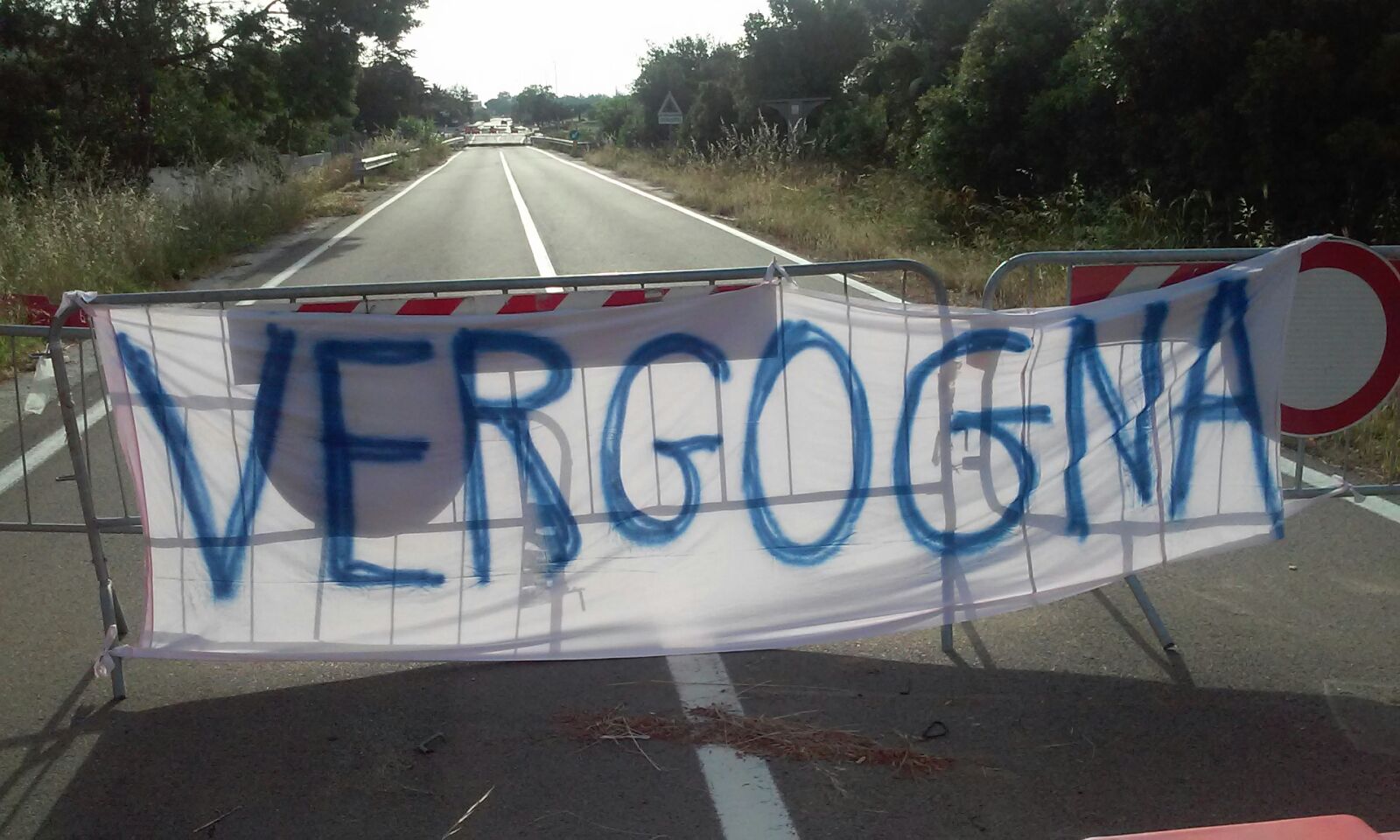 Olbia: striscione di protesta per il ponte di corso Vittorio Veneto