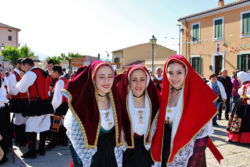 A Monti in scena la tradizione con la mostra di costumi sardi