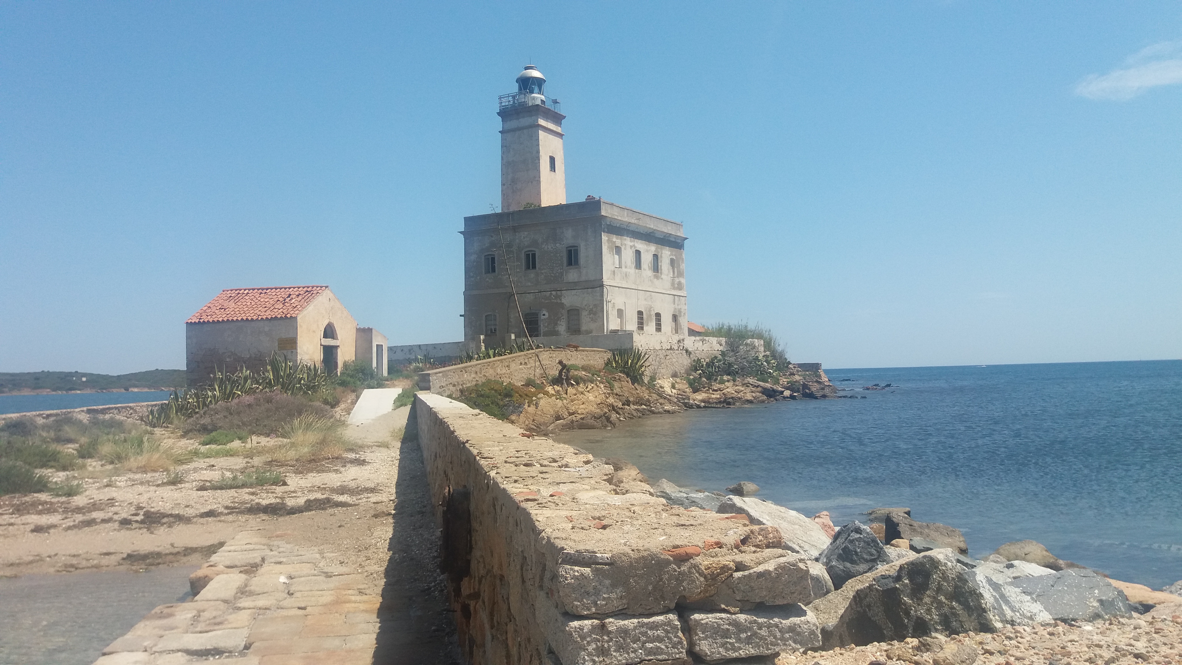 Olbia: via alla pulizia del Faro dell'Isola di Bocca