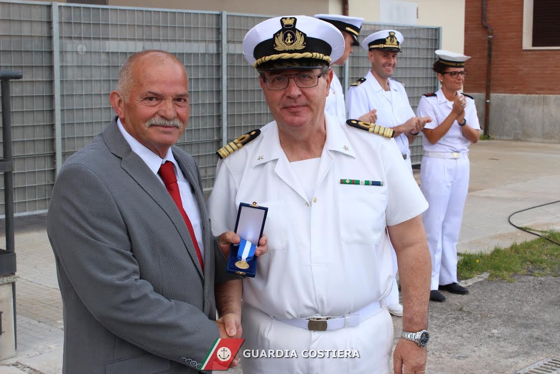 Olbia, 36 di navigazione: l'ammiraglio Preziosi festeggia il marittimo Pau