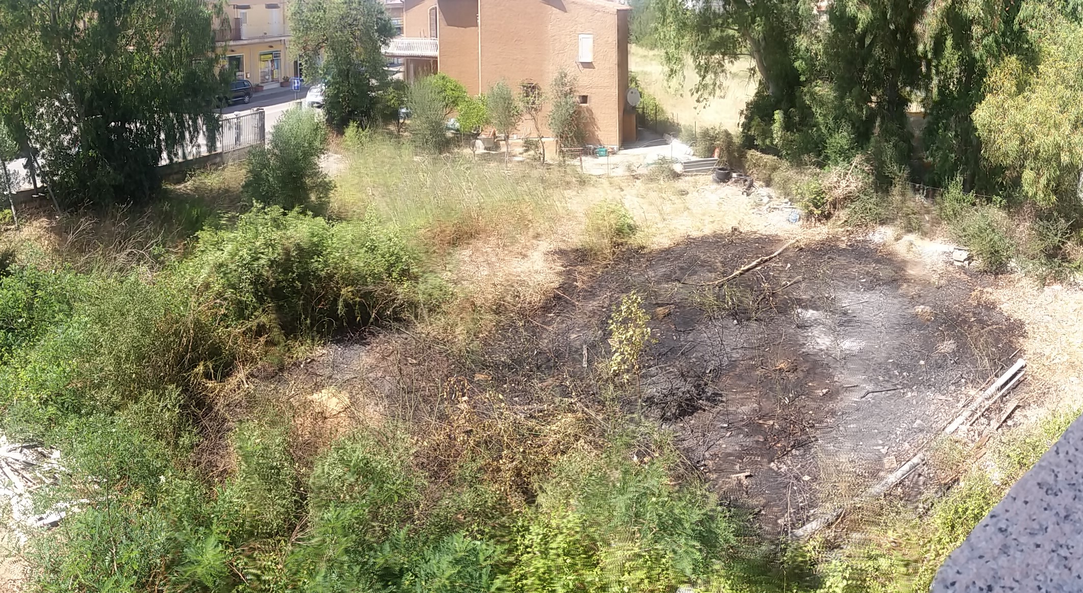 Olbia: fiamme tra le case in via Vena Fiorita