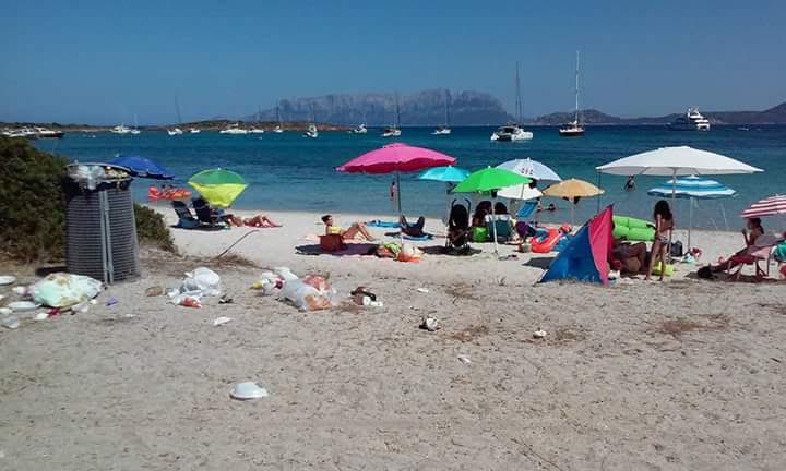 Ancora inciviltà: Cala Banana e la spazzatura abbandonata