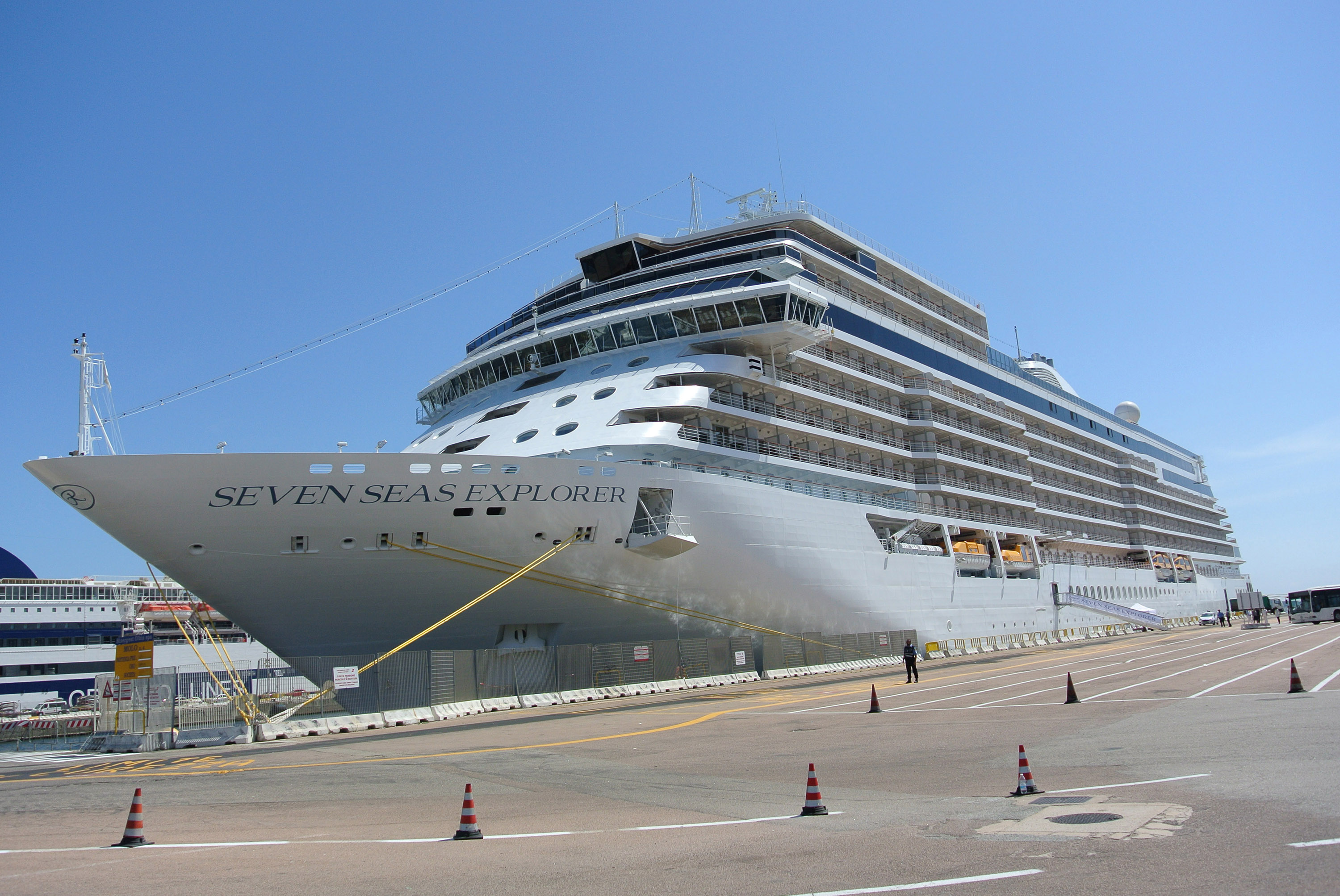 Porto di Olbia: ecco una delle navi da crociera più lussuose al mondo