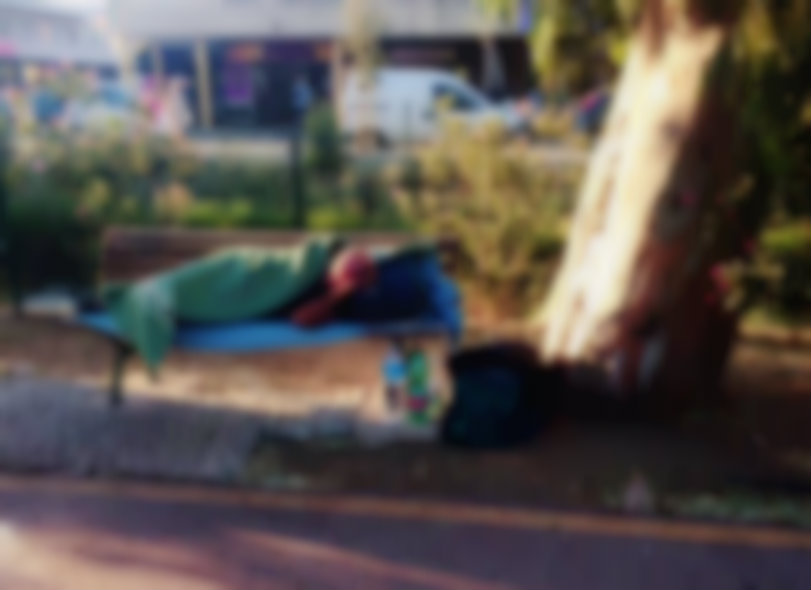 Olbia: cittadino in difficoltà dorme su una panchina. Aiutiamolo.