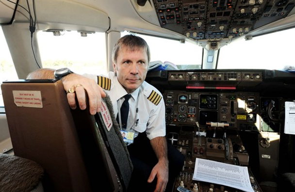 Il cantante degli Iron Maiden pilota il volo Meridiana Olbia-Torino