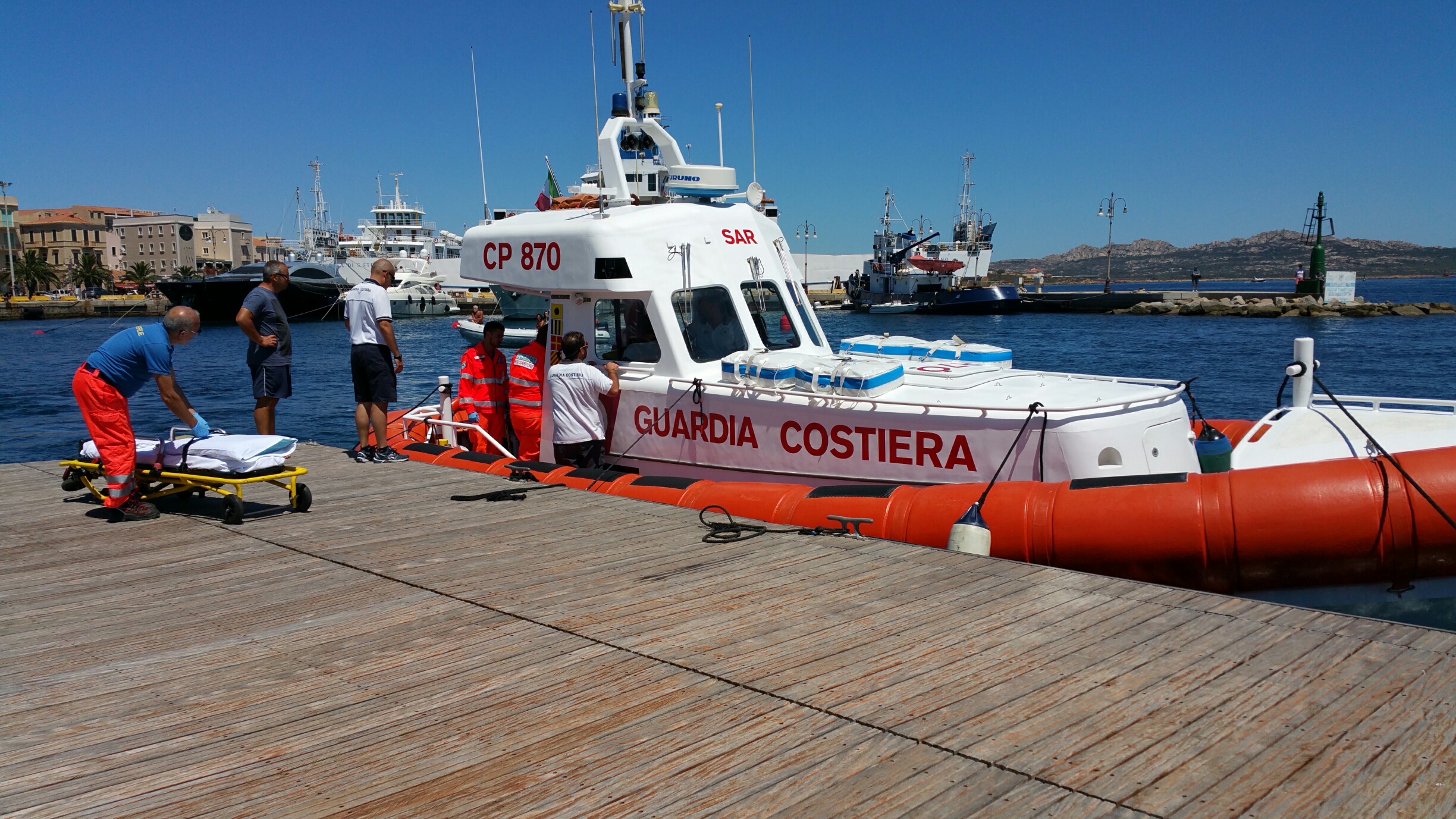 Colto da malore in navigazione: 40enne soccorso dalla Guardia Costiera