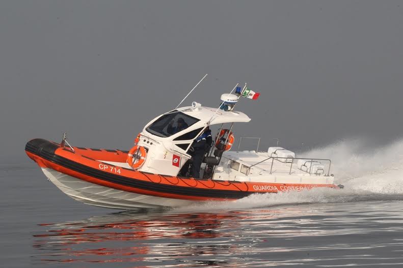 Barca in fiamme: salvati tre diportisti
