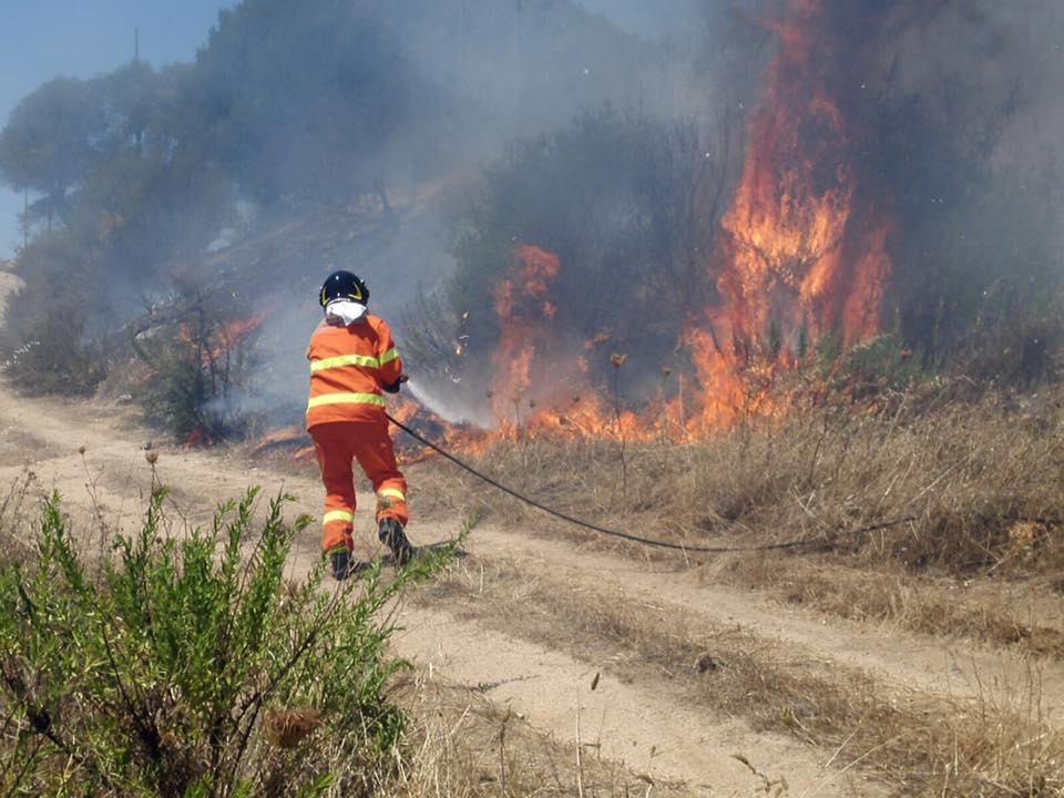 Gallura: elicottero spegne incendio che minacciava campeggio