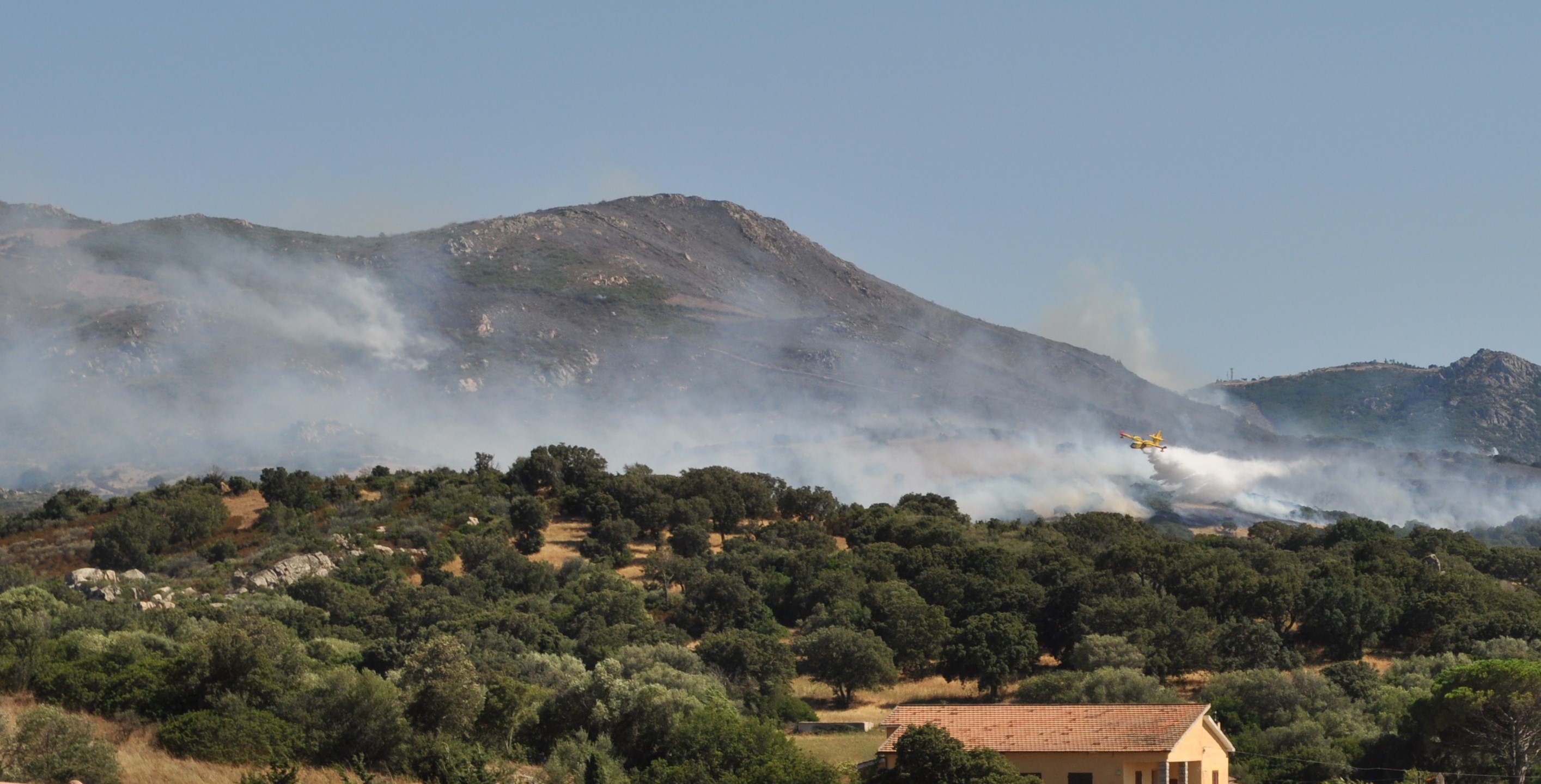 Olbia: ancora in corso l'incendio tra Loiri e Berchiddeddu