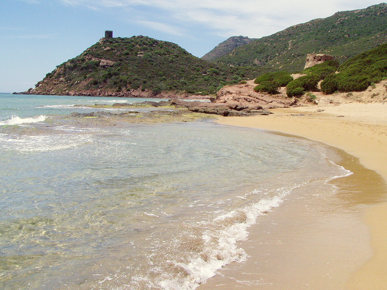 Forte vento: turista annega nella spiaggia di Porto Ferro