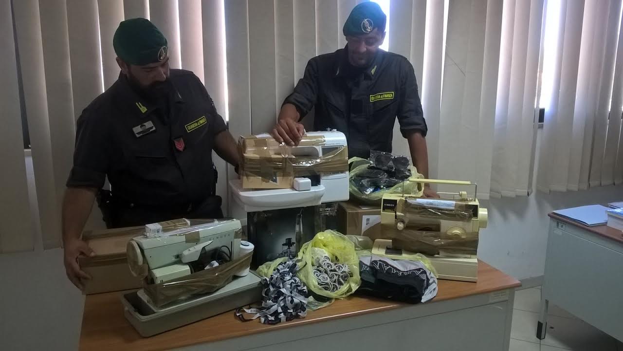 Olbia, trovato laboratorio di merce contraffatta: sequestrati 1600 capi e 3 macchine da cucire
