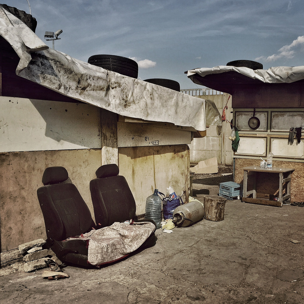 Campo rom abusivo: i nomadi smontano le loro baracche